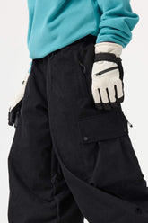 Pantalones de nieve de pana suave estructurados y holgados de color negro para mujer